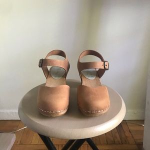 Nina Z Ingrid Cognac Clogs